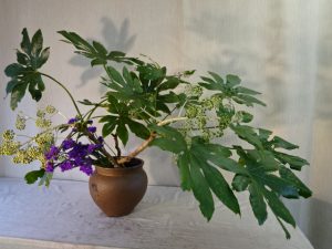 豊富な花材に囲まれて